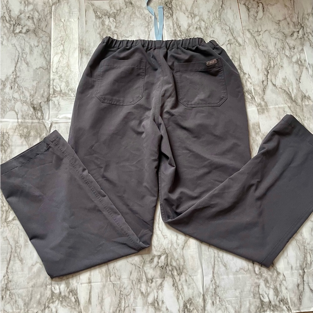 Figs gray scrub pants with teal drawstring Medium